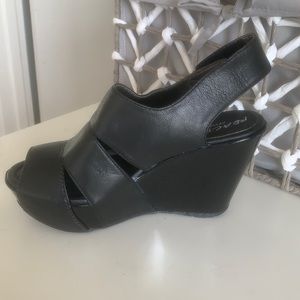 Brand new Kenneth Cole wedges size 6M